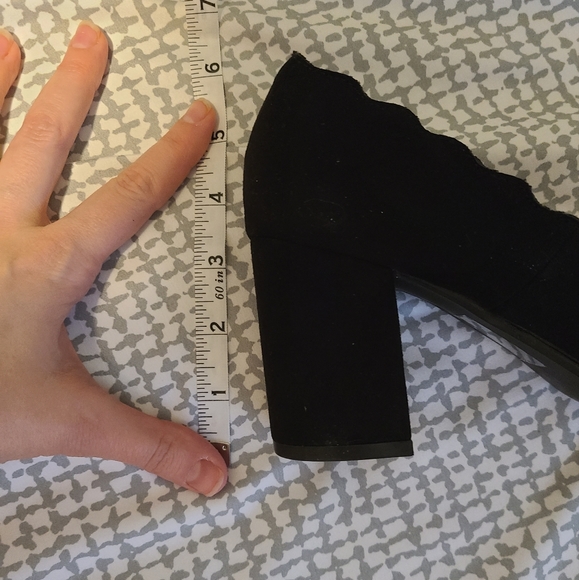 Size 8 Le Chateau Black Heels - Picture 4 of 4